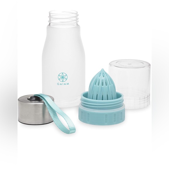 Gaiam *NWOT* 22 Ounce Fruit Infuser Water Bottle, BPA Free Non-Toxic, Blue Strap - Picture 2 of 13
